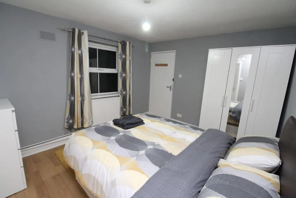 Modern 2 Bed Close To City Apartment London
